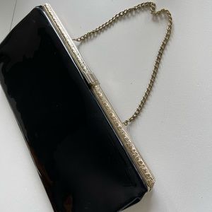 Vintage hand bag that clasps.